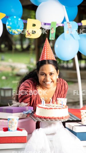 
									Events , celebrating a birthday , birthday girl , birthday cake , happy , gifts , smiling