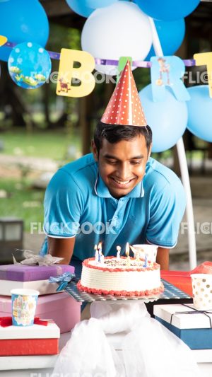 
									Events , celebrating a birthday , birthday boy , birthday cake , happy , gifts , smiling 