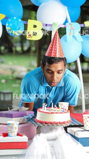 
									Events , celebrating a birthday , birthday boy , birthday cake , happy , gifts , smiling 