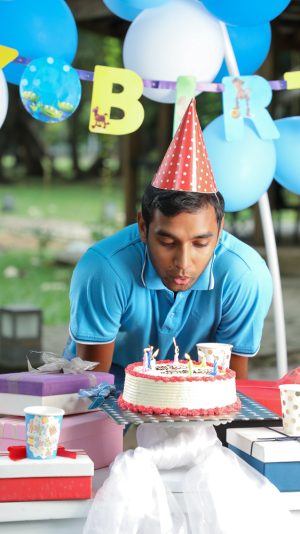
									Occasions , Events , celebrating a birthday , birthday boy , birthday cake , happy , gifts , smiling