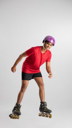 
									Sports , wheel shoes , stunting , roller shoes , wearing a helmet , posing , playing , roller skates 
