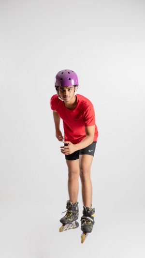 
									Sports , wheel shoes , stunting , roller shoes , wearing a helmet , posing , playing , roller skates 